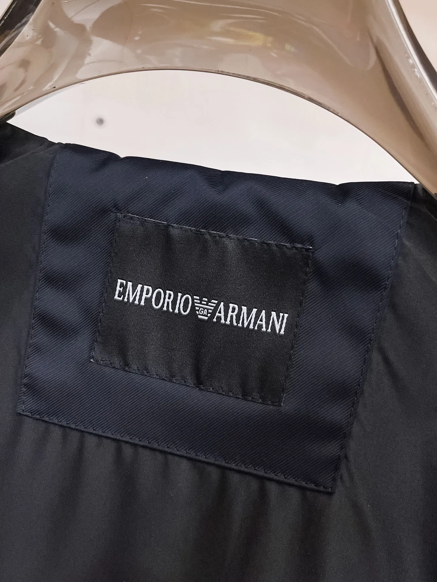 Armani official website Same Style, complete with three labels, on sale in advance. 2026 Autumn and Winter New Arrival men's jacket, Original with complete three labels, Premium version. Custom-made fabrics at the counter. Breathable, high comfort, impeccable details, brand element design concept, reflecting high quality. It feels delicate and soft, presents a casual cut, and has a great upper body shape. Sizes: M～3XL,